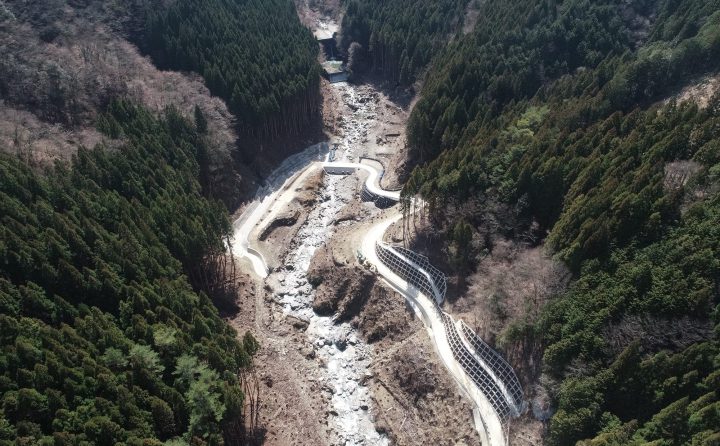 令和2-3年度吉野川水系熊谷第4堰堤管理用道路工事