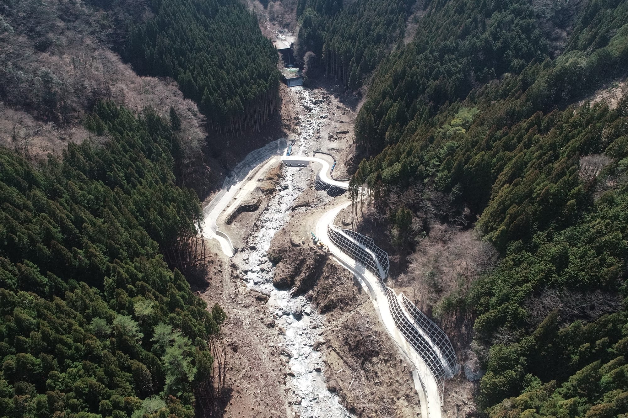 令和2-3年度吉野川水系熊谷第4堰堤管理用道路工事