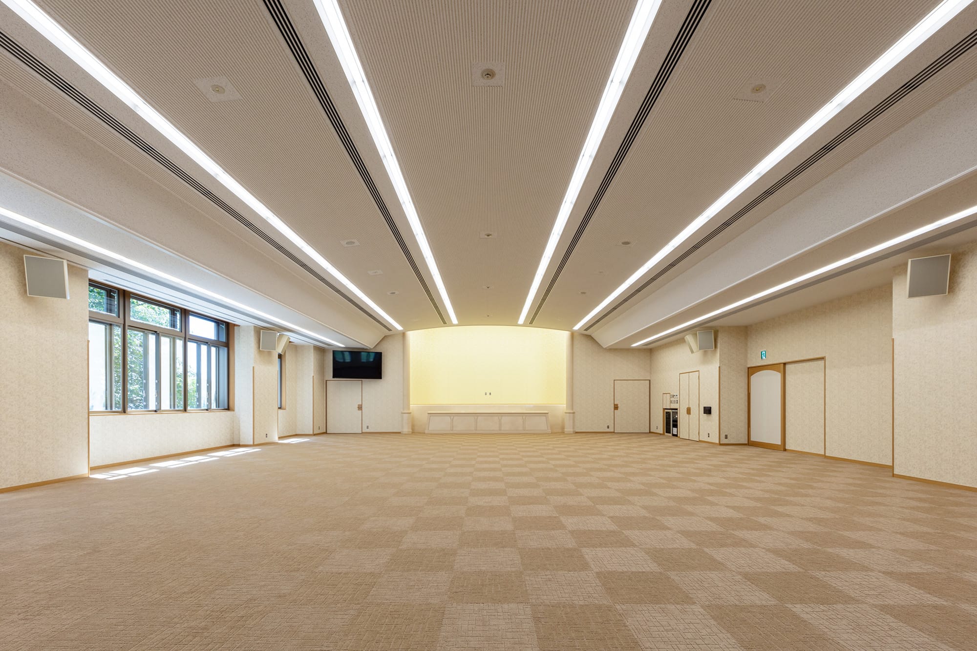 創価学会外_２階_大礼拝室（１７０帖）