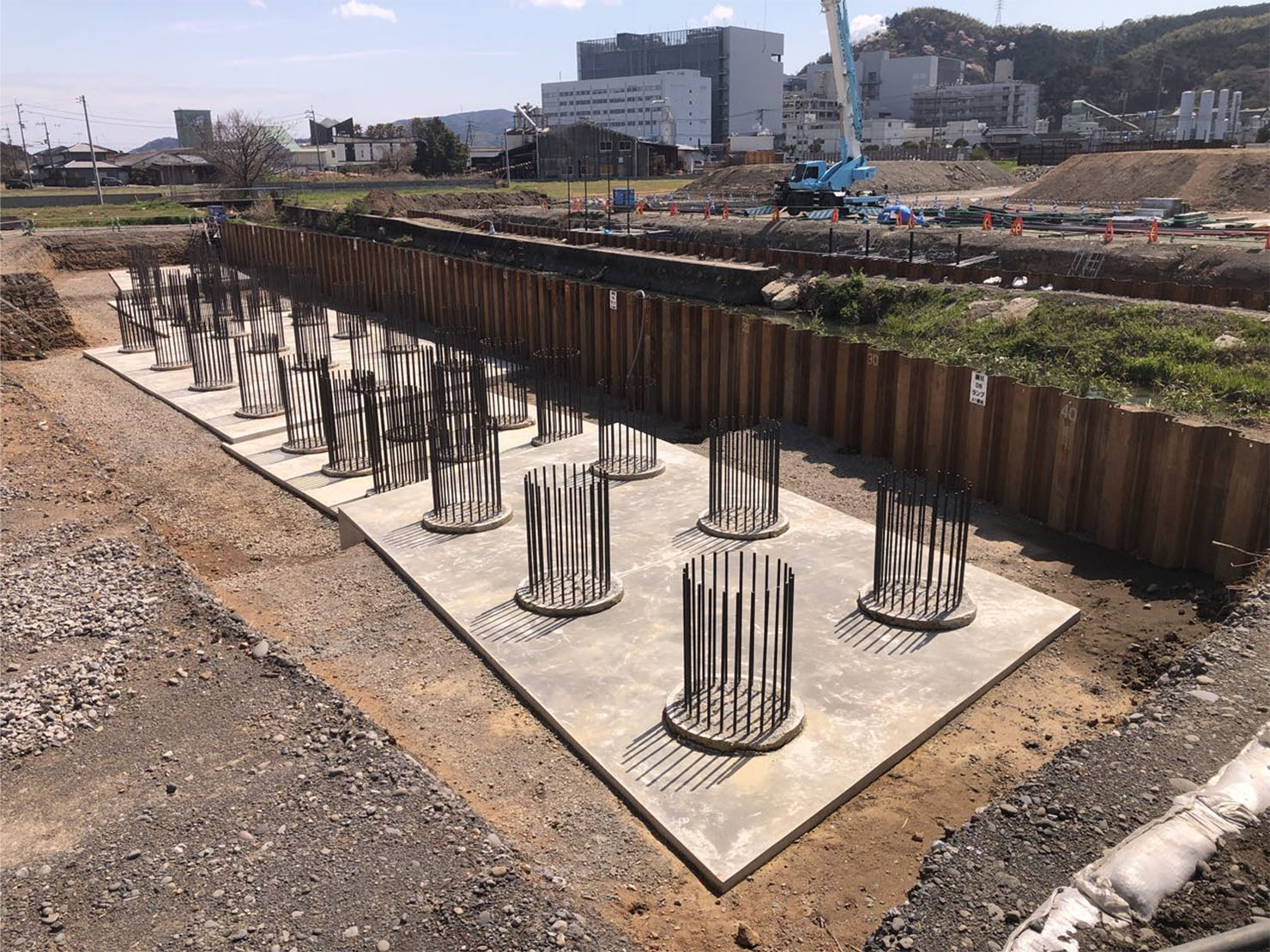 横断道岡川ランプ橋下部その1