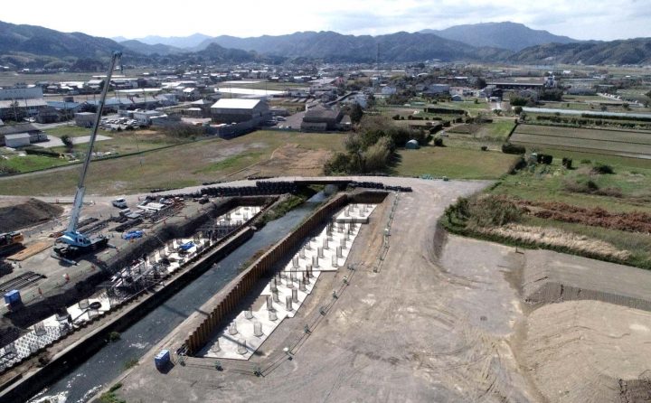横断道岡川ランプ橋下部その1
