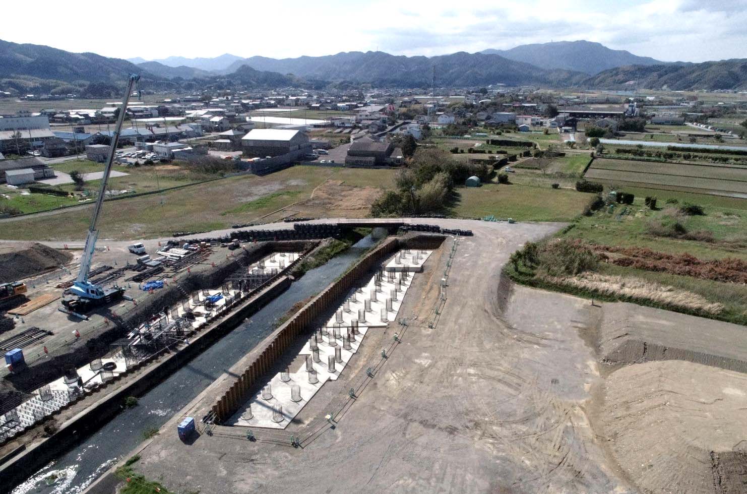 横断道岡川ランプ橋下部その1